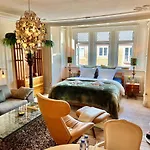 Four Individual Beautiful Spacious Rooms In Stylish Apartment
